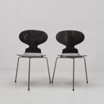 Stolar, Ett par, Myran, design: Arne Jacobsen (1902-1971), Danmark. Fritz Hansen. Skiktlimmat trä och stålrörsben